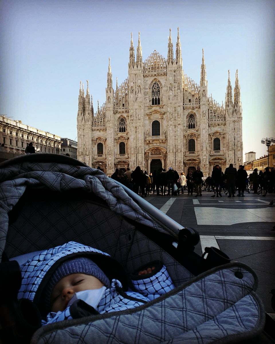 Milano Ostetrica Giulia Gavelli Neonato con Duomo di Milano