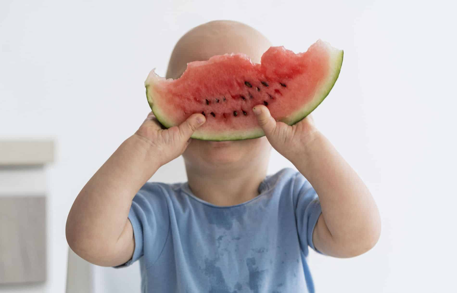 bambino gioca anguria svezzamento bambino gioca anguria svezzamento